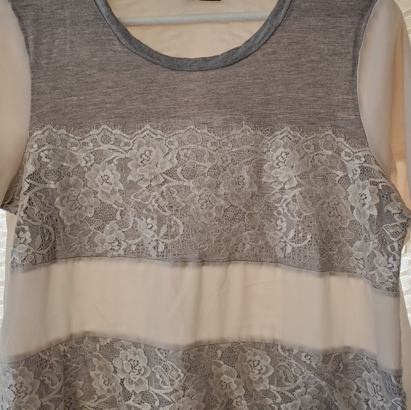 Grey & White Loose Blouse - Picture 3 of 3